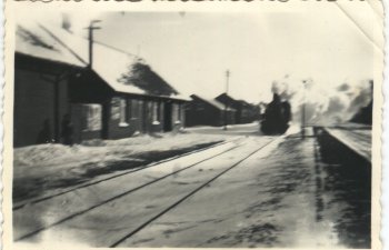Morgen toget p vej ind p Hvidbjerg station omkring 1956 (LK)